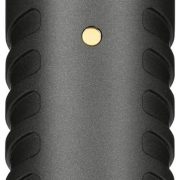 Microfone vocal dinâmico Rode Procaster preto com grade metálica prateada em fundo branco.