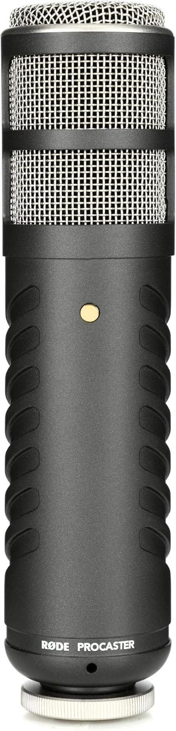 Microfone vocal dinâmico Rode Procaster preto com grade metálica prateada em fundo branco.