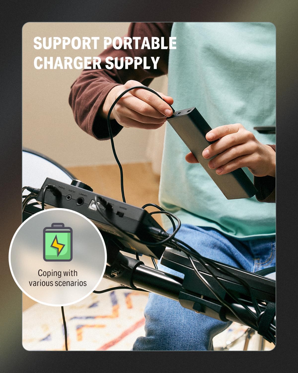Bateria eletrônica Donner DED-70 sendo alimentada por carregador portátil, suportando diversas situações de uso.