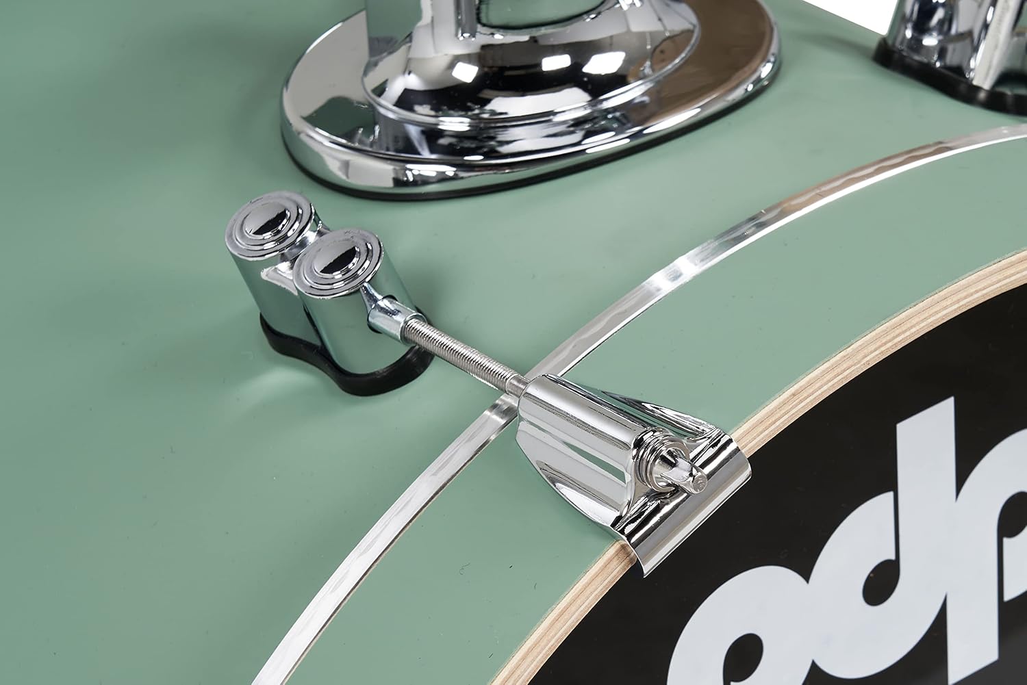Close em hardware cromado da bateria PDP Concept Maple verde espuma do mar acetinado