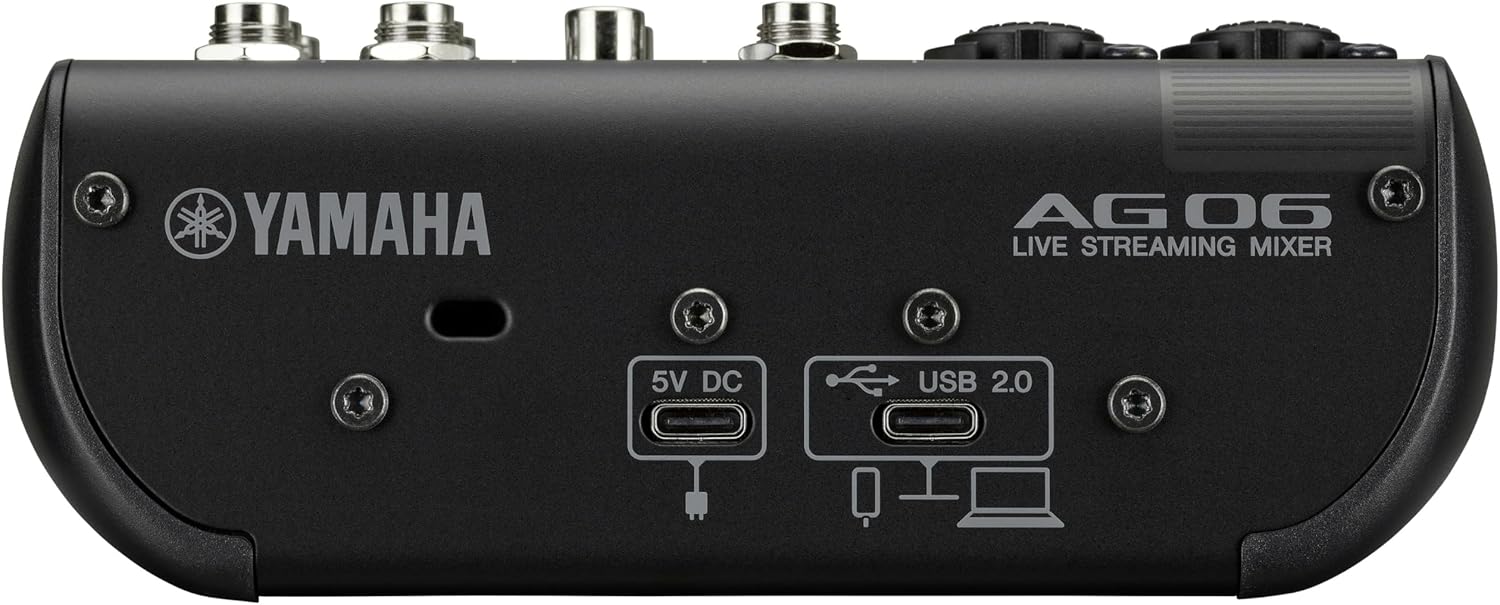 Vista lateral da mesa de som Yamaha AG06MK2 com conexões USB tipo C para alimentação e computador, ideal para streaming ao vivo.