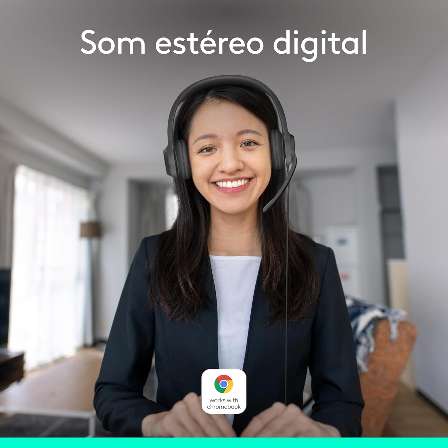 Mulher usando headset Logitech H390 com som estéreo digital e compatível com Chromebook