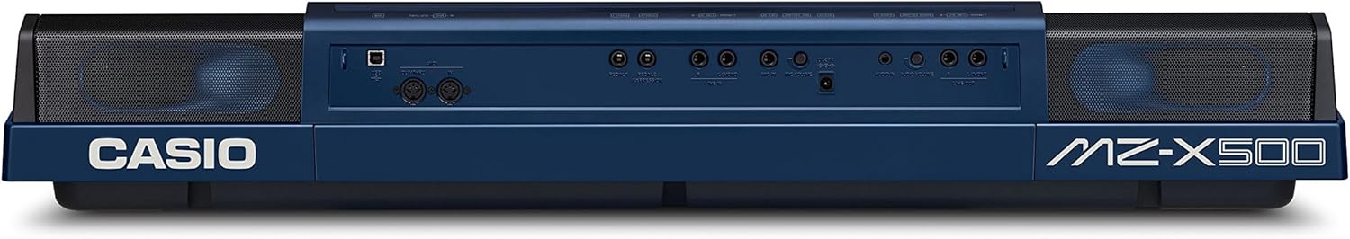 Parte traseira do teclado Casio MZ-X500 com várias conexões USB, MIDI, áudio e pedal