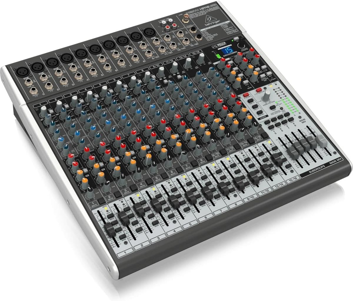 Mesa de som Behringer X2442USB vista angular com 24 canais, botões coloridos, entradas XLR/P10 e display digital azul.