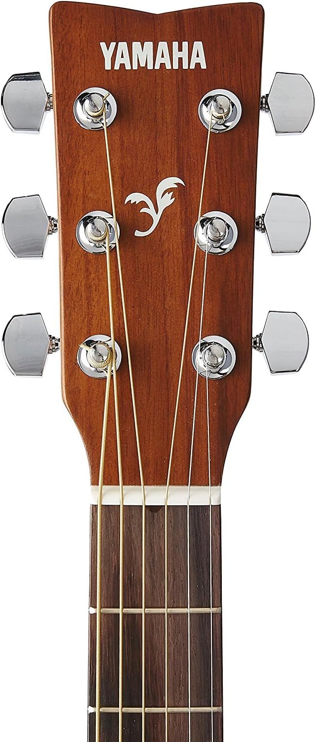 Headstock da guitarra Yamaha F310 com logo e tarraxas cromadas em madeira marrom