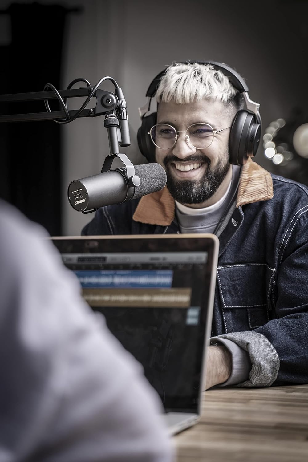 Pessoa usando microfone Shure SM7B dinâmico cardioide preto fosco para estúdio em estúdio de gravação