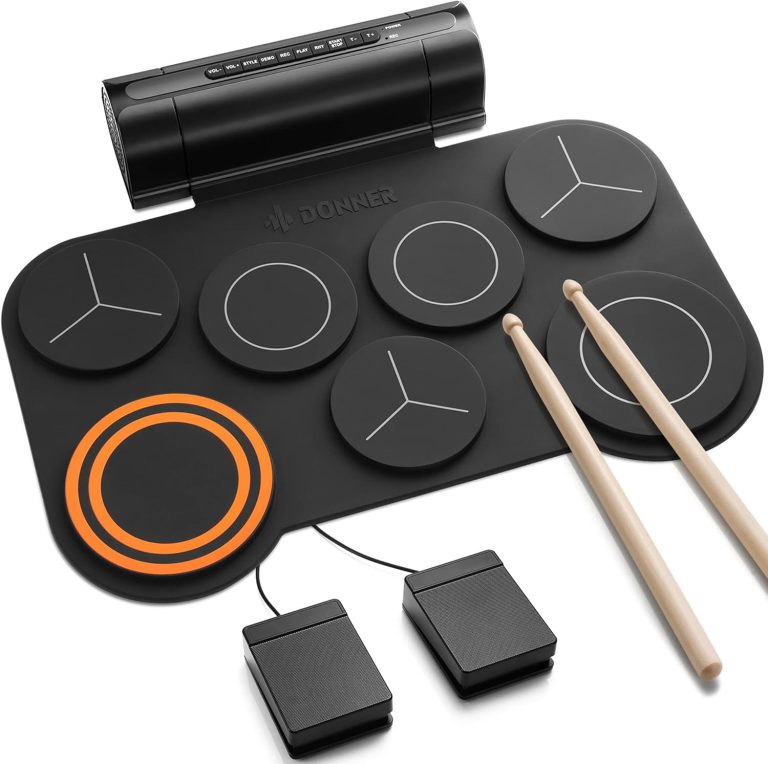 Bateria eletrônica Donner DED-20 preta com 7 pads silenciosos e alto-falante integrado com dois pedais e baquetas.