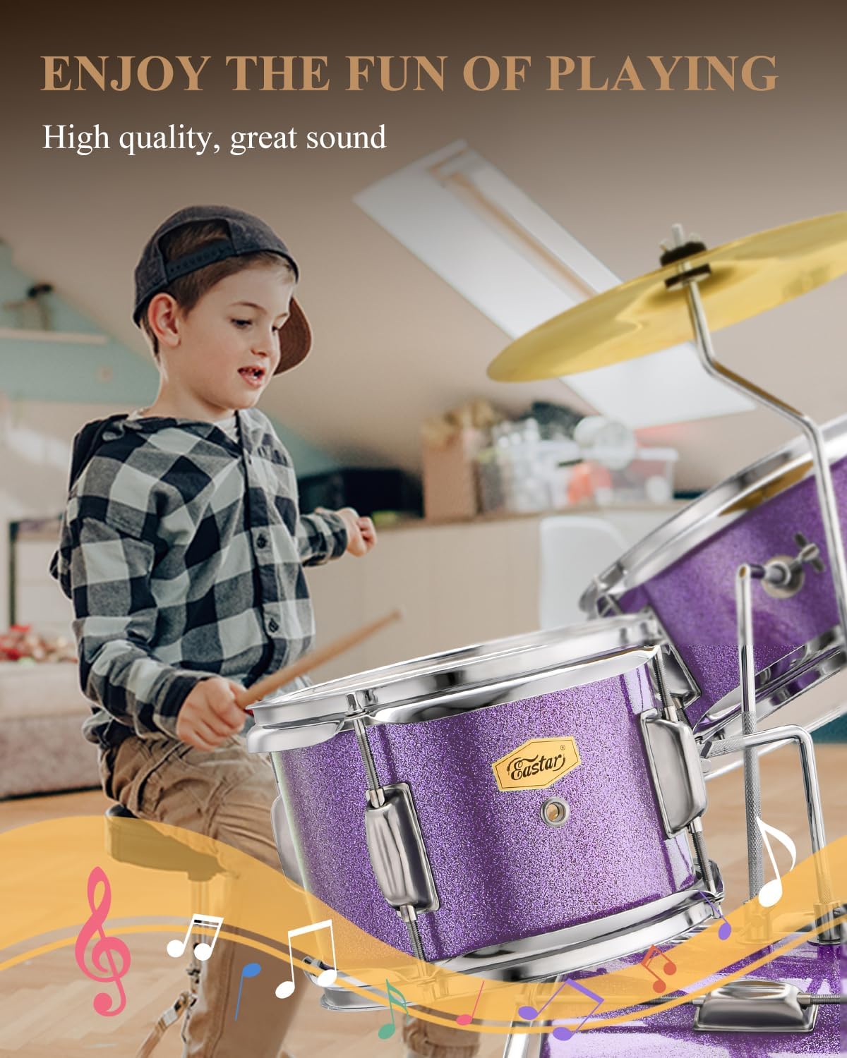 Criança se divertindo tocando bateria júnior acústica Eastar roxo metálico com som de alta qualidade.