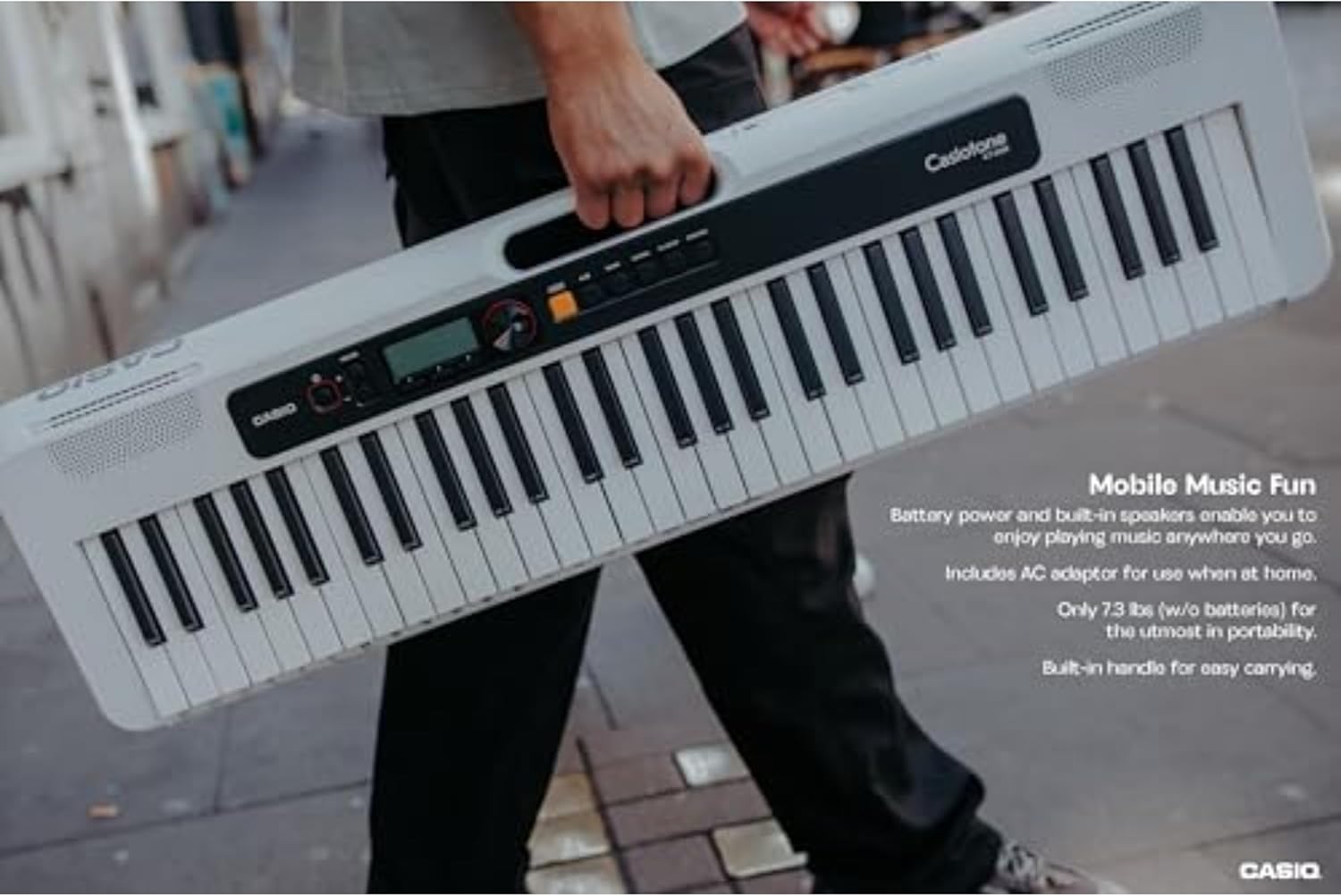Pessoa carregando teclado Casio CT-S200WE branco com alça integrada e texto sobre portabilidade