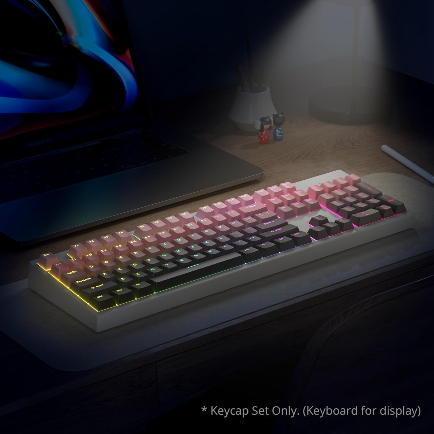 Teclado mecânico com conjunto de teclas PBT em gradiente rosa a cinza com retroiluminação colorida em ambiente noturno.