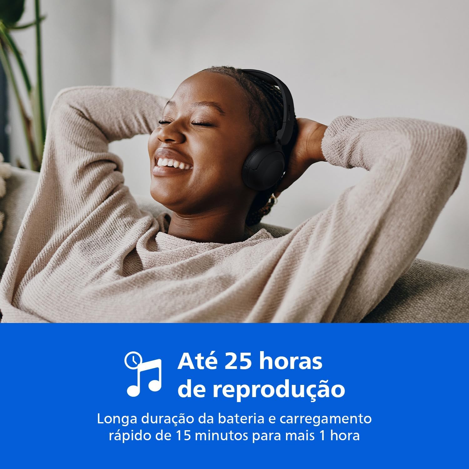 Mulher usando fone Philips TAH2209 com até 25 horas de reprodução e carregamento rápido