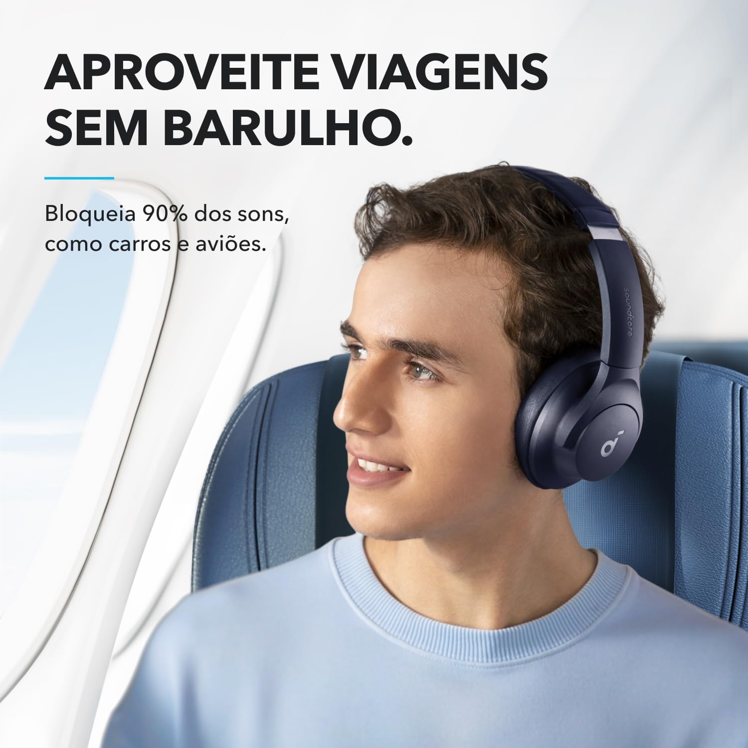 Homem usando fone Soundcore Q20i em um avião, destacando cancelamento de ruído para viagens.