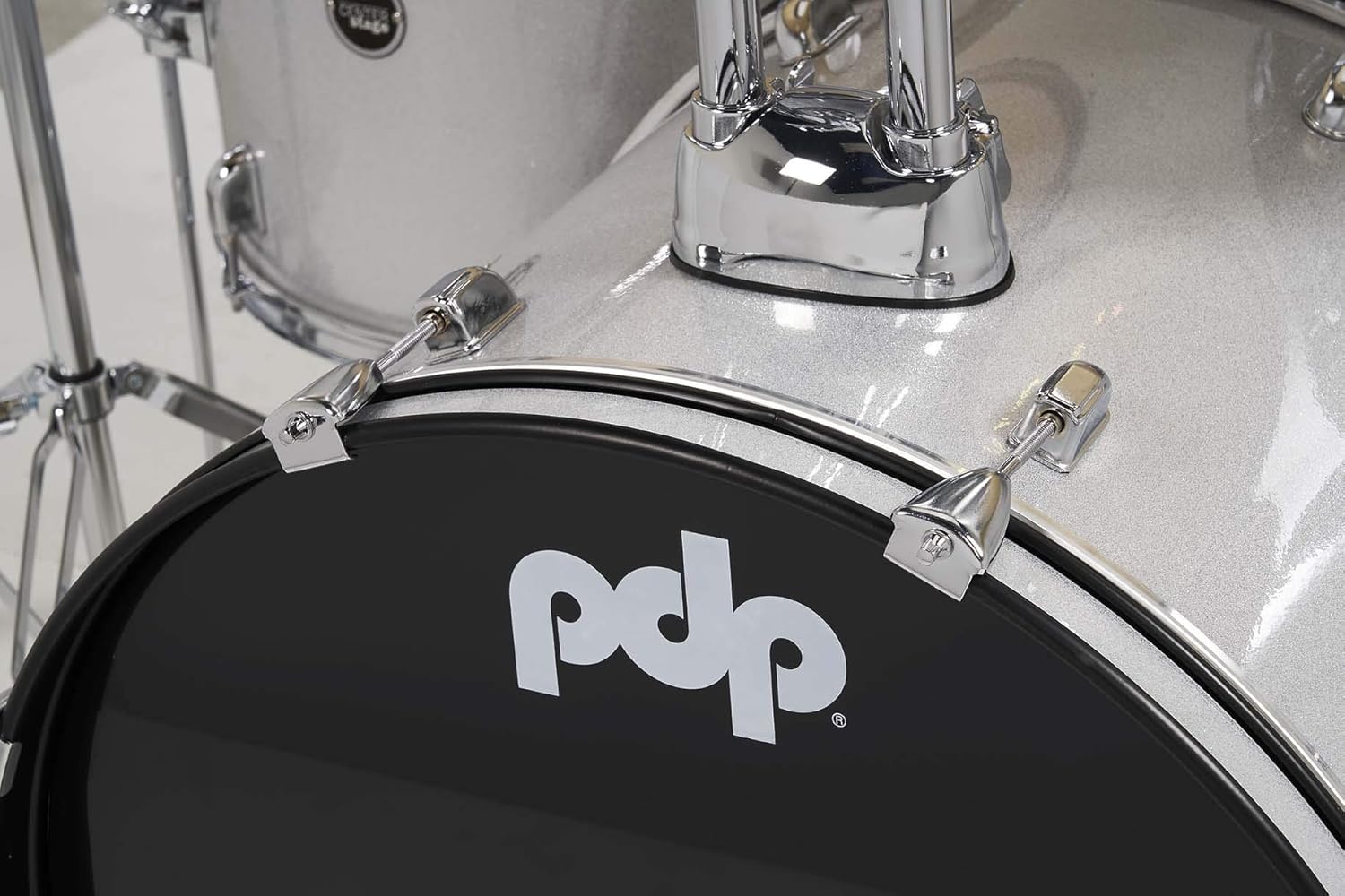 Bateria Acústica Pacific Drums Center Stage detalhe do bumbo com acabamento diamante branco