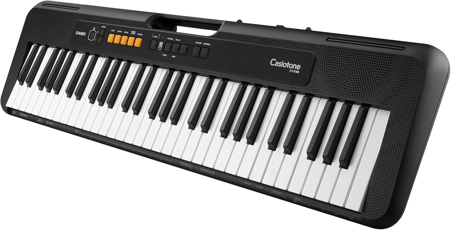 Teclado portátil Casio Casiotone CT-S100C2-BR preto com 61 teclas e painel com botões amarelos.