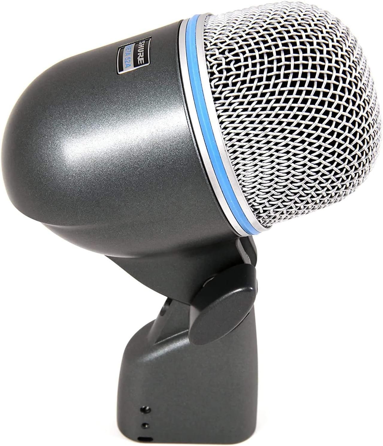 Microfone Shure BETA 52A dinâmico supercardióide para bateria corpo cinza com grade prateada e anel azul.