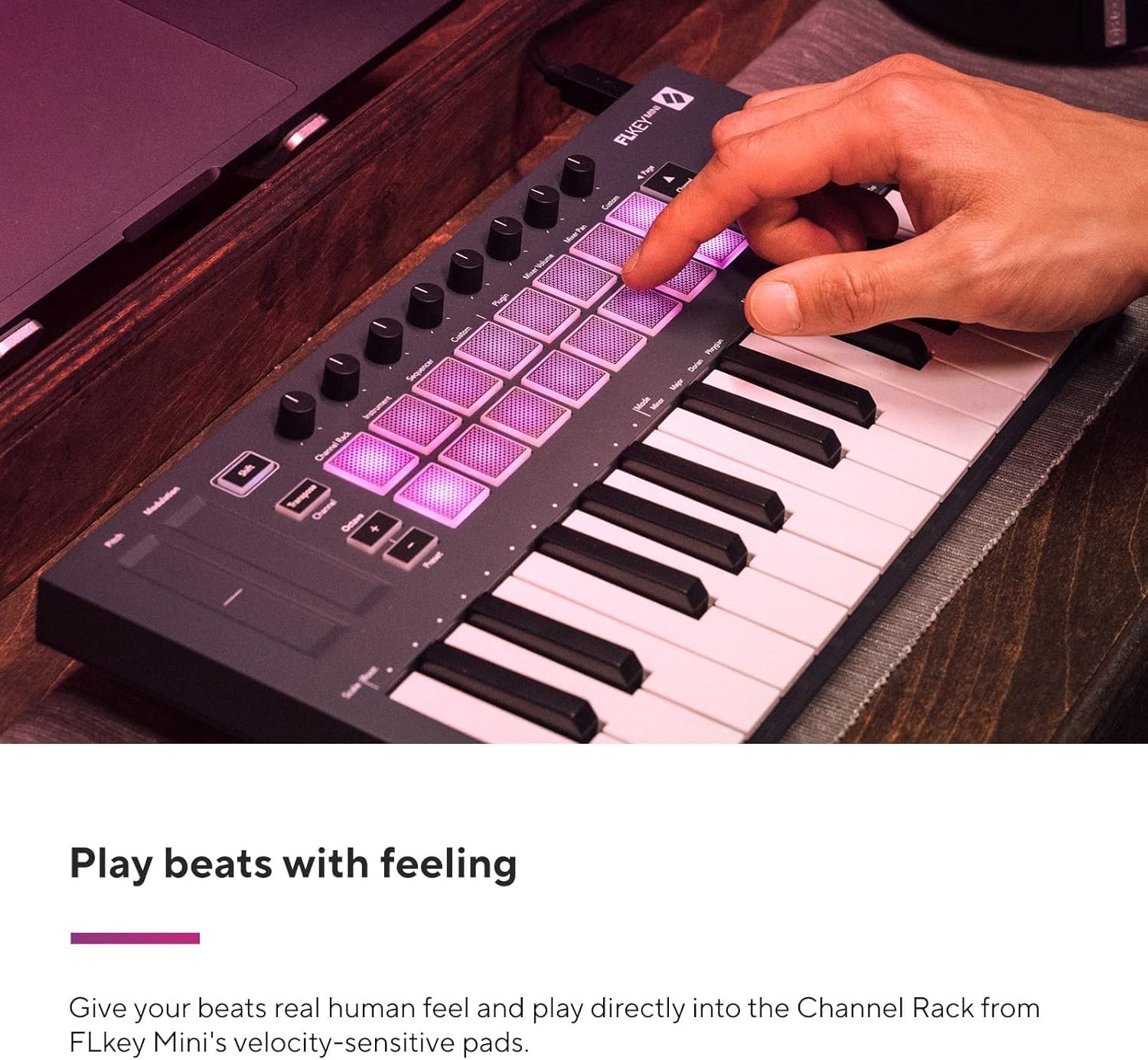 Close em mãos usando teclado MIDI Novation FLKey Mini com pads iluminados e botões rotativos