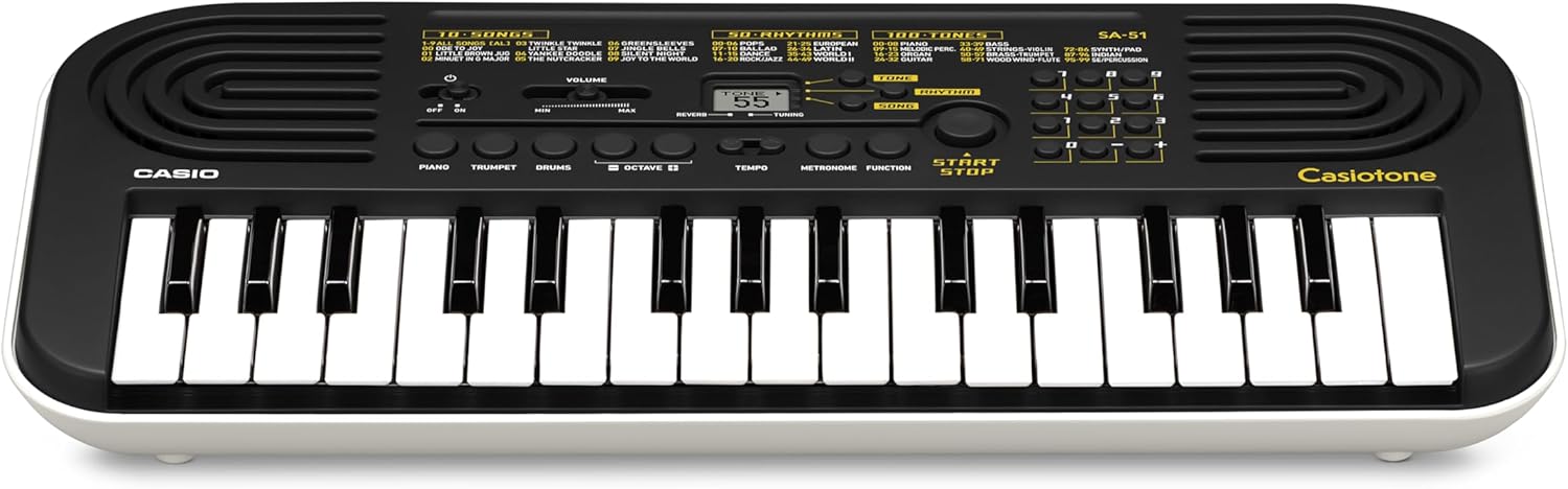 Teclado Casio SA-51 H2 portátil preto com 32 teclas e painel de controle com múltiplas funções para crianças.