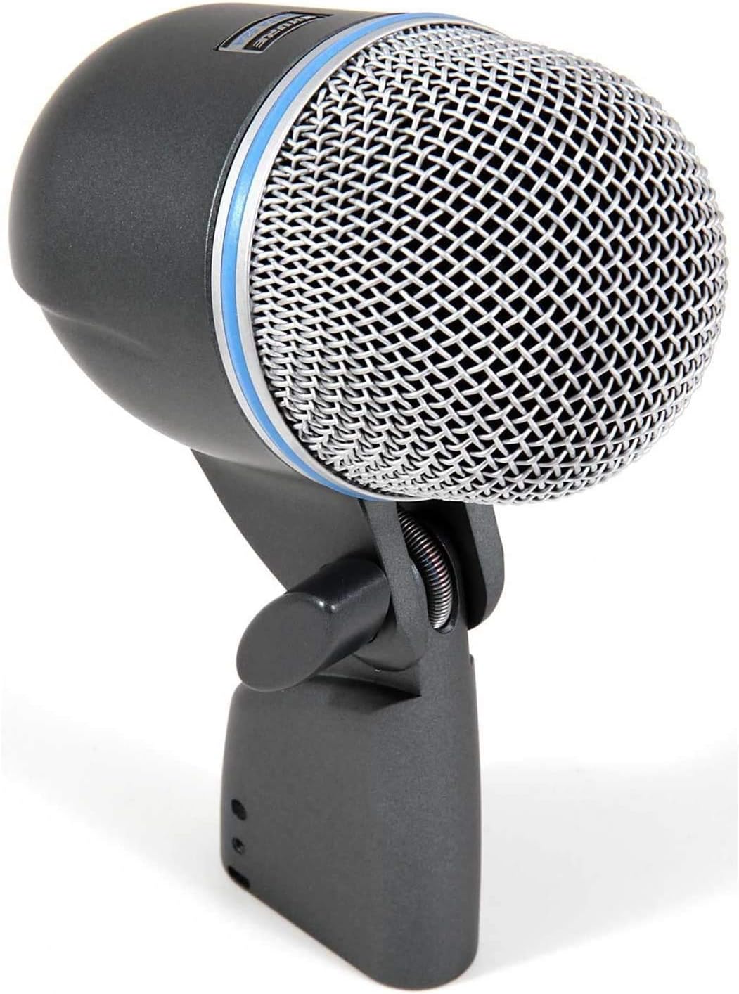 Close-up do microfone Shure BETA 52A com grade prateada e corpo cinza metálico fosco.