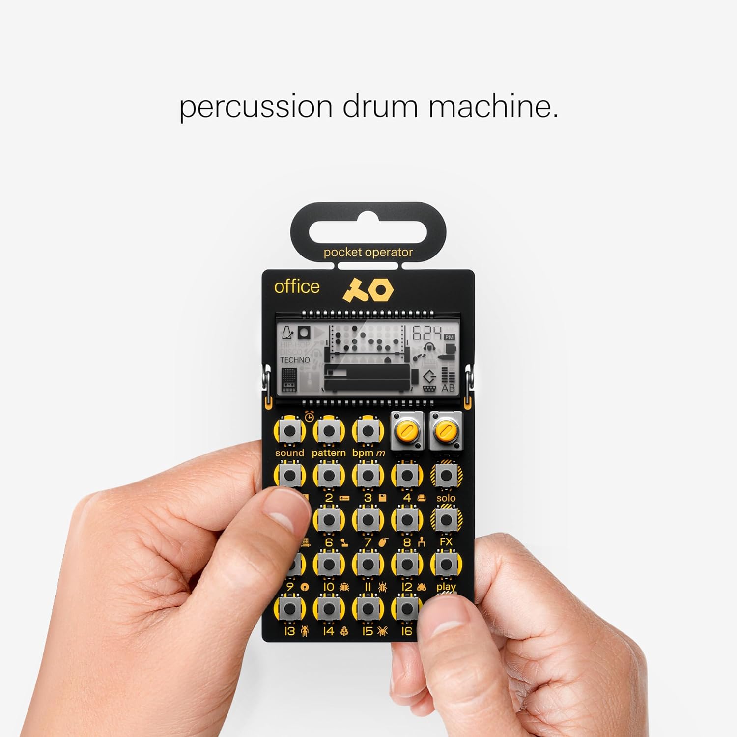 Teenage Engineering Pocket Operator PO-24 sintetizador portátil na mão com fundo branco