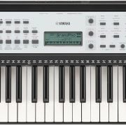 Teclado portátil Yamaha YPT-280 preto com 61 teclas e painel de controle branco.