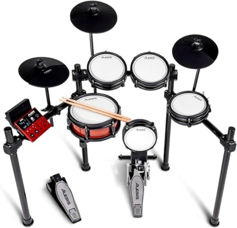 Bateria eletrônica Alesis Nitro Pro com pads de malha e zona dupla, módulo vermelho e pedais duplos.