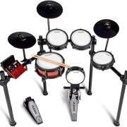 Bateria eletrônica Alesis Nitro Pro com pads de malha branca, módulo vermelho e pedais Alesis.