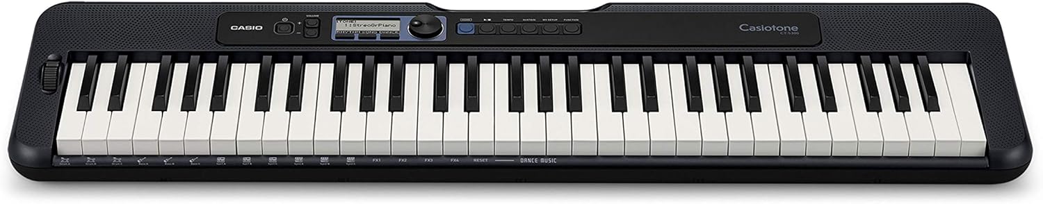 Casio CT-S300C2-BR teclado portátil preto com 61 teclas sensíveis ao toque visto em ângulo frontal.