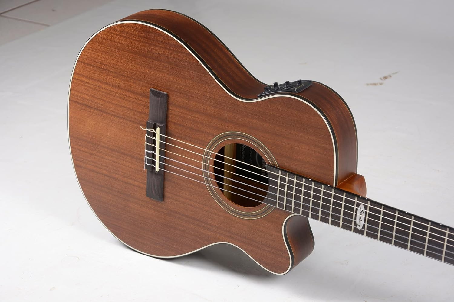 Detalhe do tampo e braço do violão nylon Strinberg SL200C mogno fosco com corte