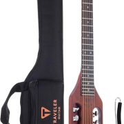 Guitarra eletrica-acústica ultraleve marrom antigo Traveler Guitar com capa preta de transporte.