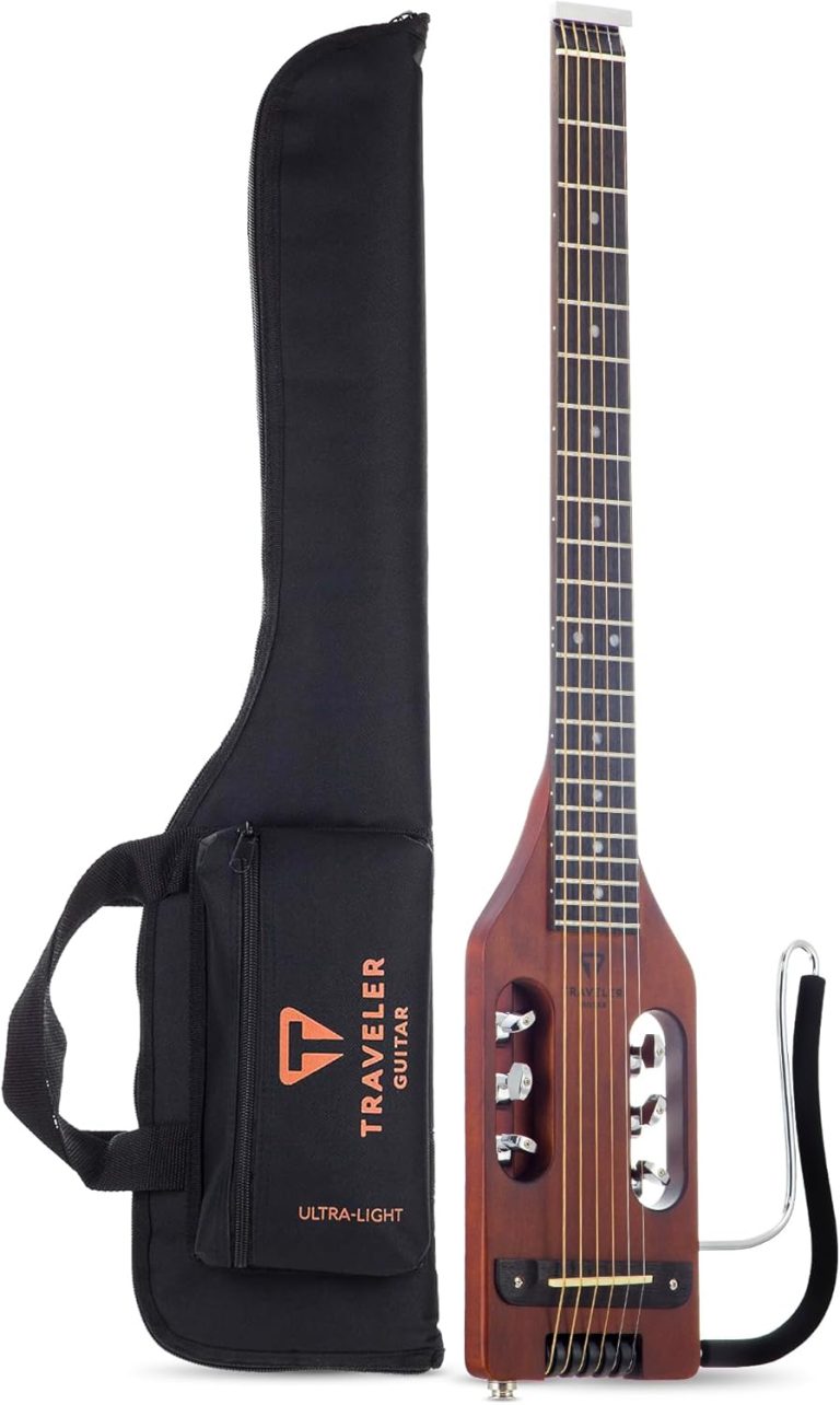 Guitarra eletrica-acústica ultraleve marrom antigo Traveler Guitar com capa preta de transporte.