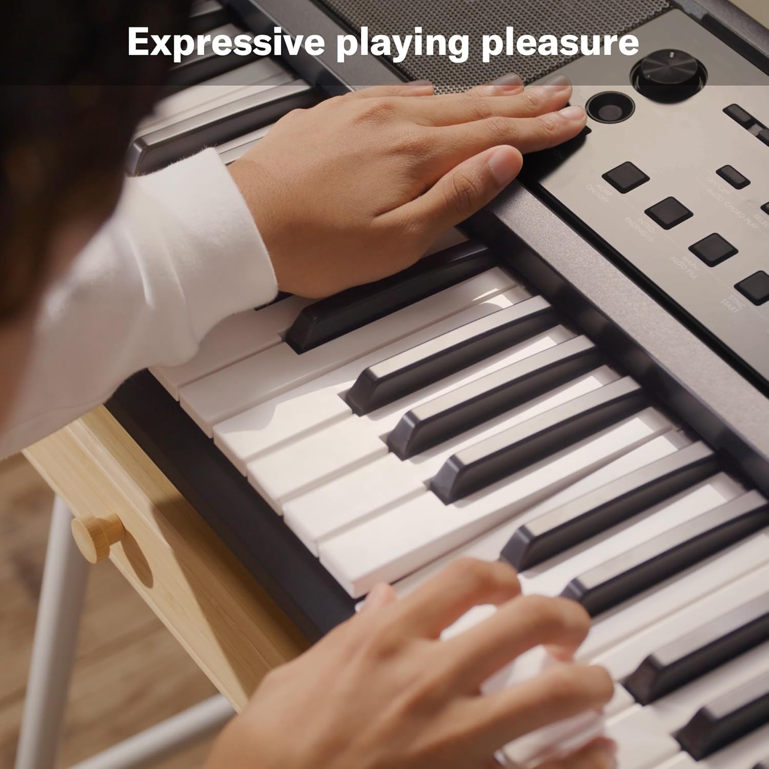 Mãos tocando teclado Yamaha PSR-E383 com teclas sensitivas e expressão musical.