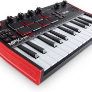 Teclado MIDI Akai MPK Mini Play MK3 preto com laterais vermelhas, 25 teclas, 8 pads, 4 botões giratórios e joystick vermelho.