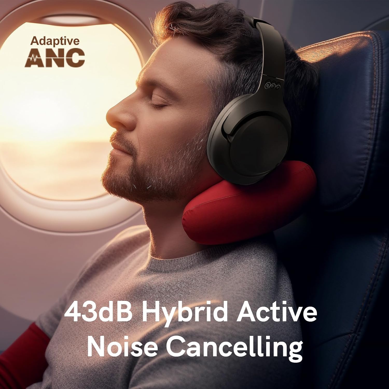 Homem usando fone QCY H3 ANC preto com cancelamento adaptativo de ruído em avião