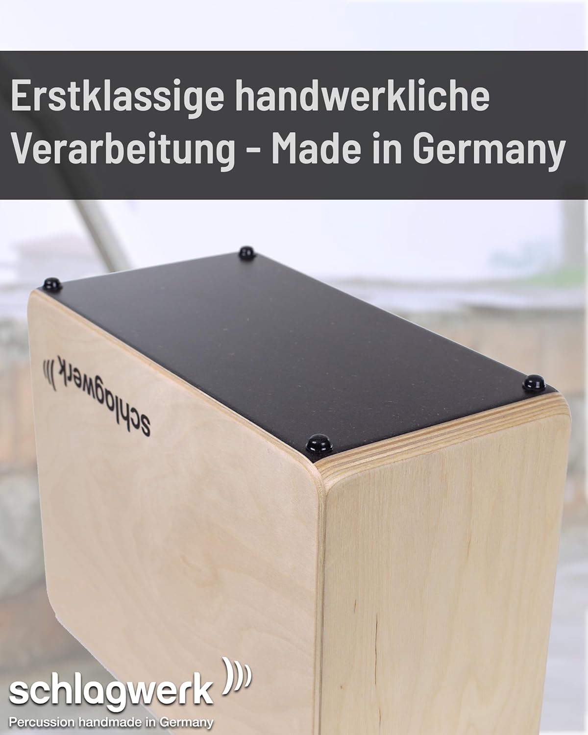 Cajon compacto Schlagwerk DC300 Cajonito com tampo preto e corpo em madeira clara, artesanal e feito na Alemanha