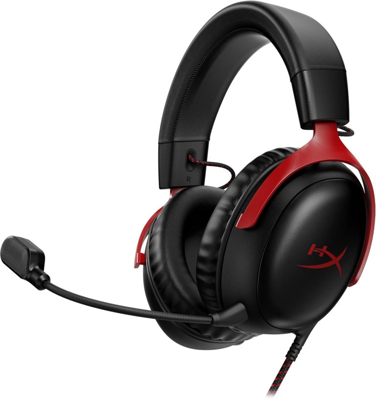 Headset gamer HyperX Cloud III preto com detalhes vermelhos e microfone destacável, vista frontal.