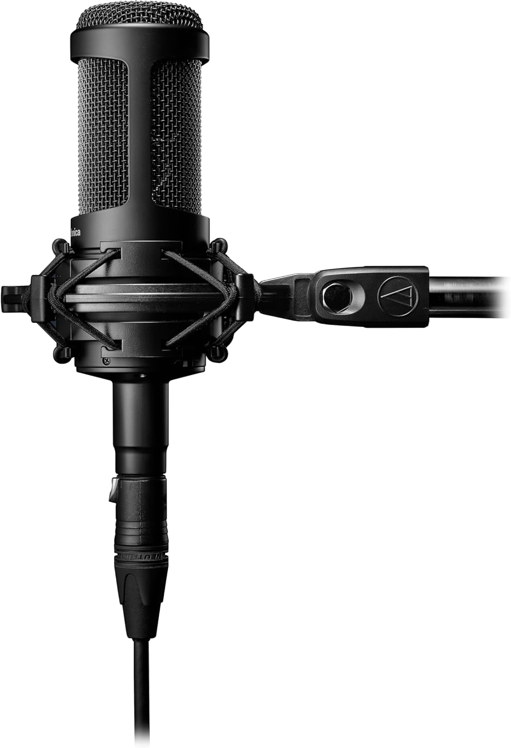 Foto superior do microfone condensador Audio-Technica AT2035 em suporte antichoque com cabo XLR conectado.