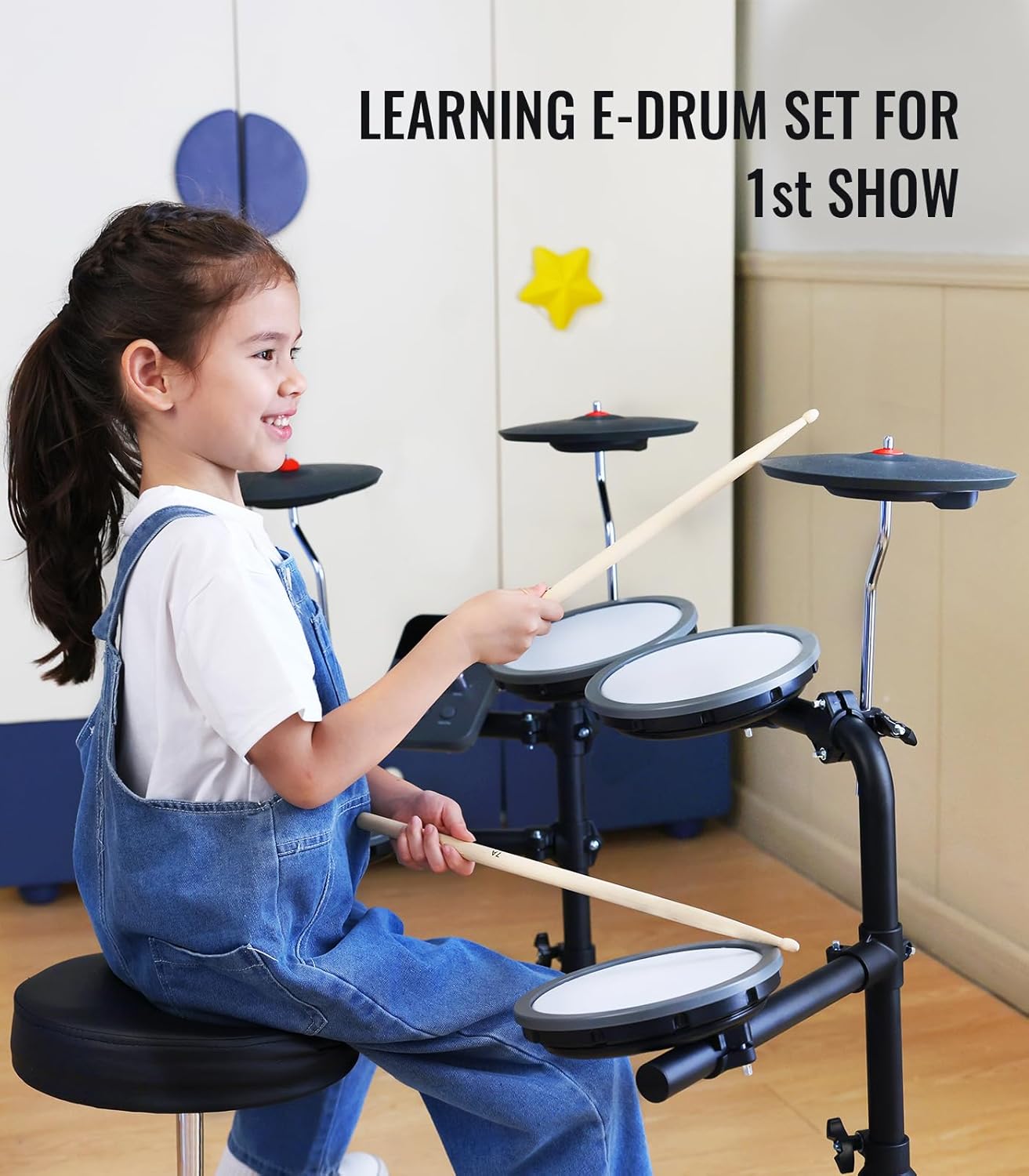Criança aprendendo bateria eletrônica HAMPBACK MK-0 para primeiras apresentações.