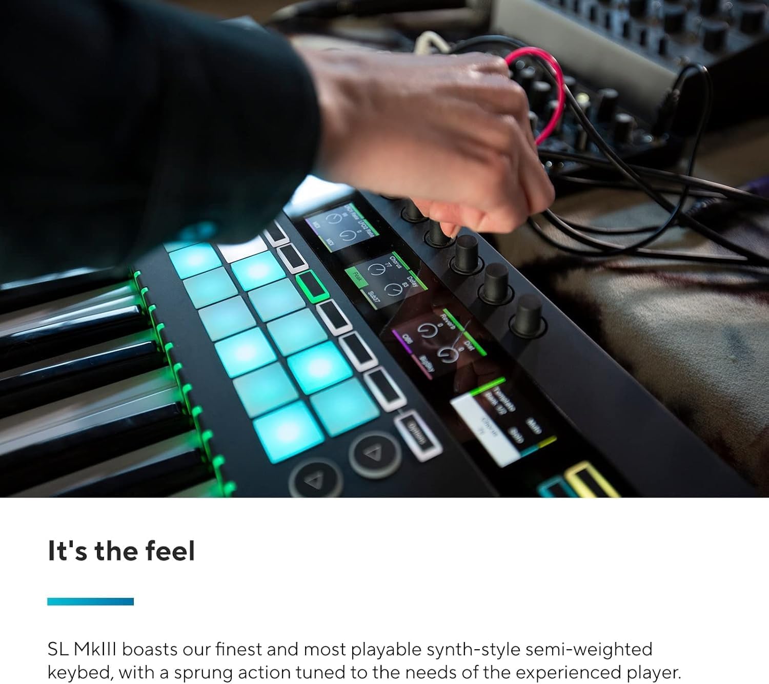 Mão ajustando botões rotativos em teclado controlador Novation SL Mk3-49 com pads iluminados