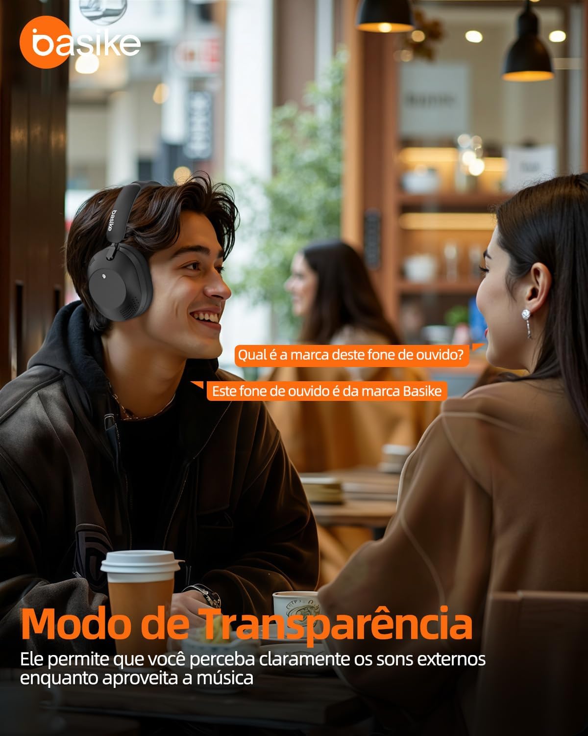 Pessoa usando headphone Basike Ba-FON-195 modo transparência para ouvir sons externos e música