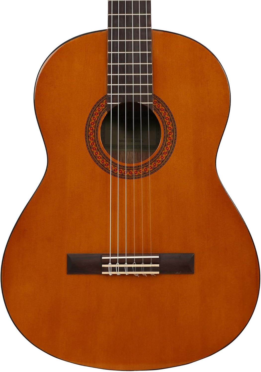 Detalhe do tampo do violão Yamaha C40 com cordas de nylon e roseta vermelha