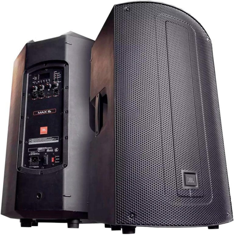 Caixa de som ativa JBL Max 15 preta com painel traseiro de controle, entradas USB e XLR, potência 350W RMS e Bluetooth.