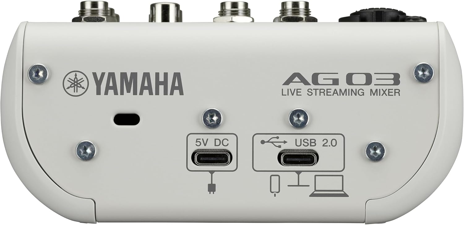 Conexões traseiras da mesa de som Yamaha AG03MK2 com USB 2.0, entrada 5V DC, e logo Yamaha em branco