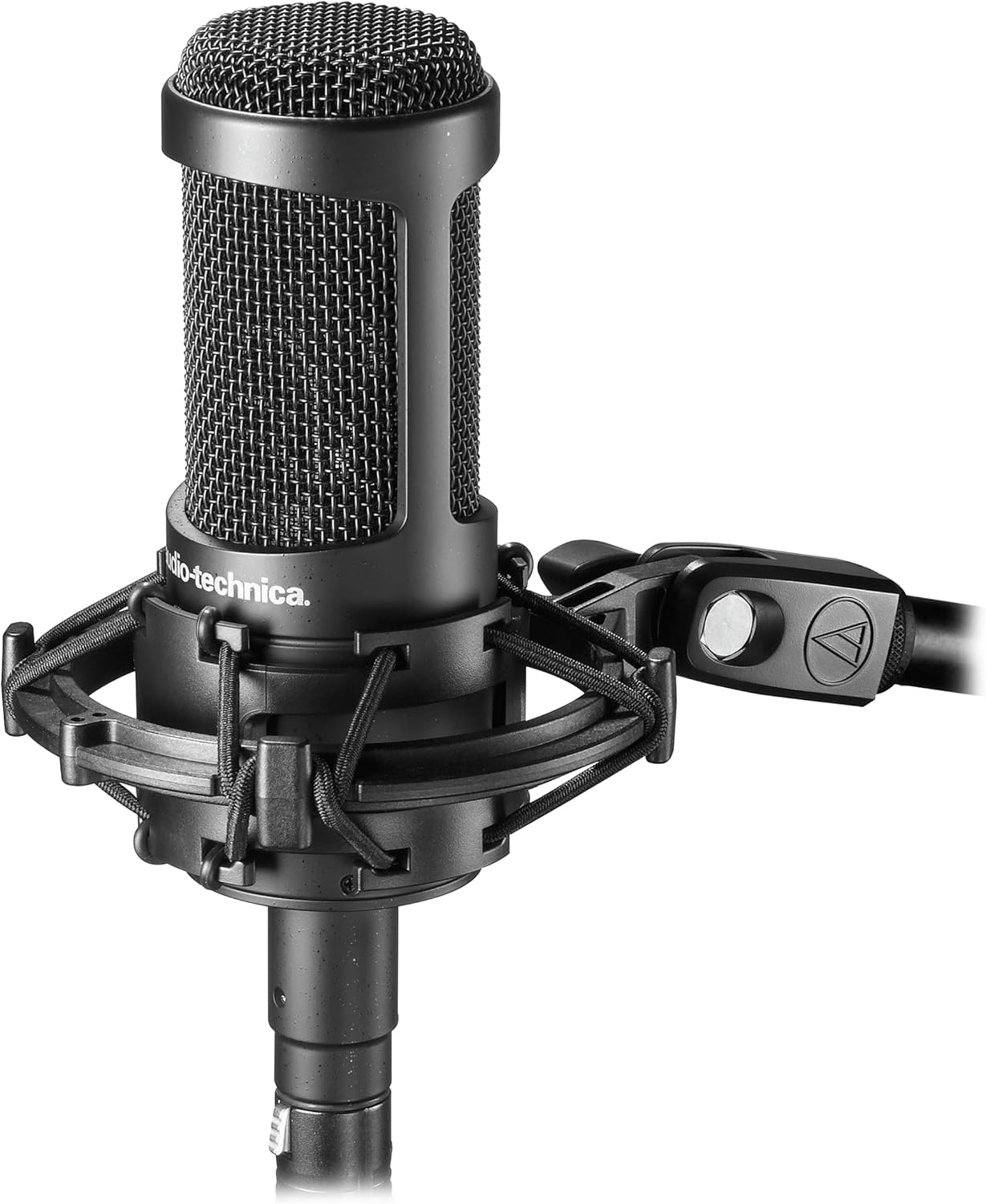 Microfone condensador Audio-Technica AT2035 preto montado em suporte antichoque com logo da marca.