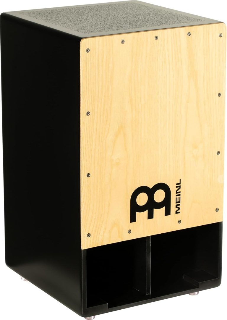 Meinl Subwoofer Cajon com placa frontal cinza branca americana e corpo preto com aberturas frontais grandes.