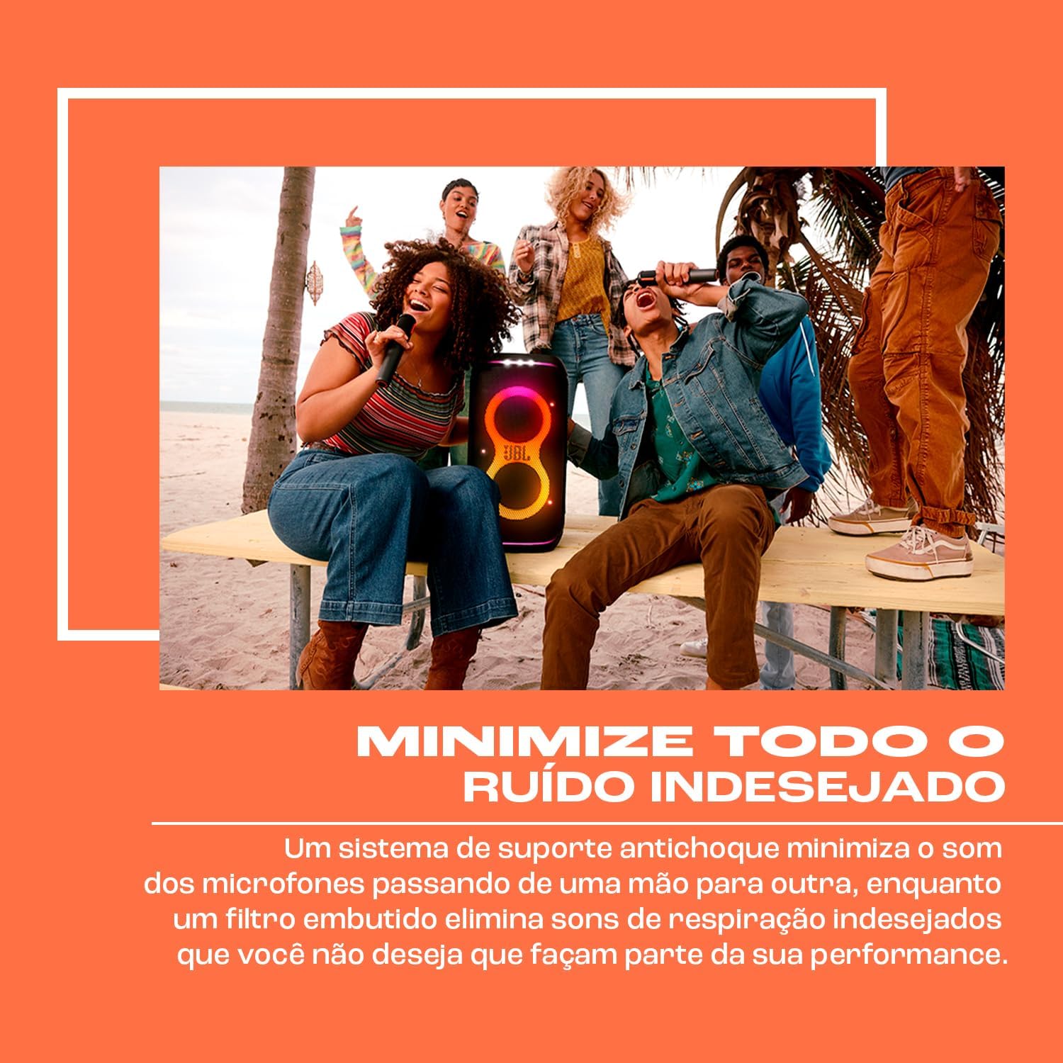 Grupo se divertindo na praia com microfones sem fio JBL PartyBox e caixa de som iluminada.