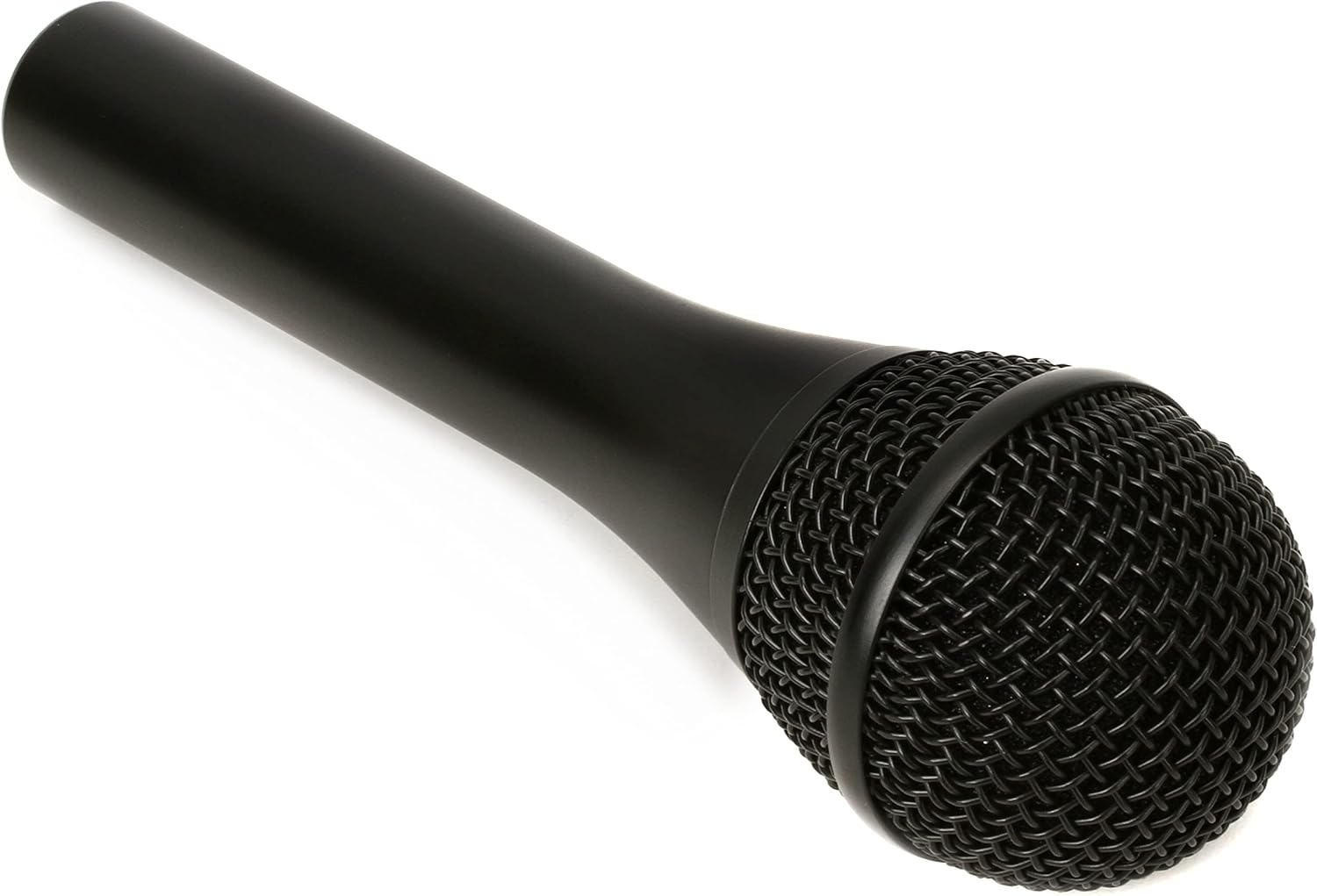 Microfone Audix OM5 dinâmico vocal preto em ângulo com acabamento fosco.