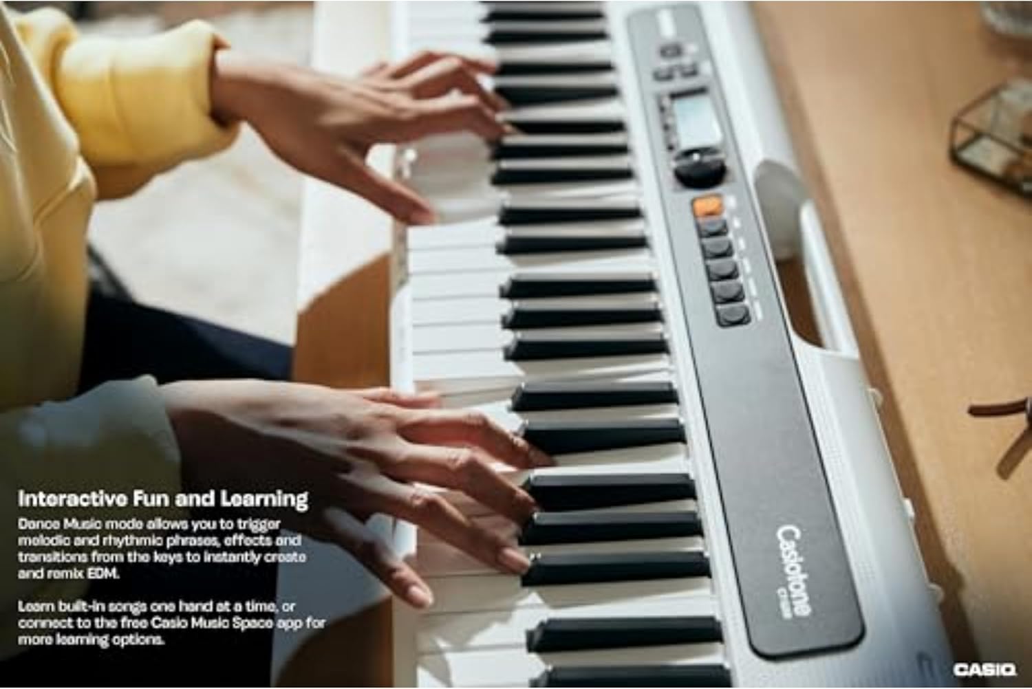 Pessoa tocando teclado Casio CT-S200WE com texto sobre diversão interativa e aprendizado