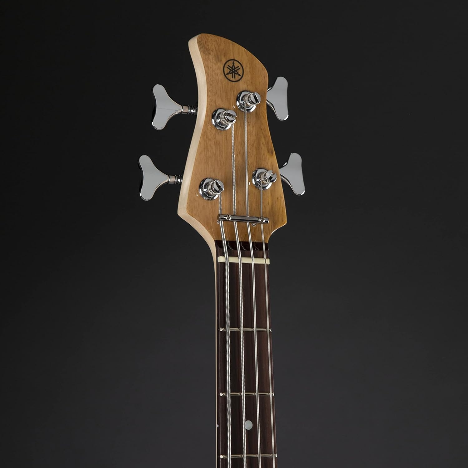 Cabeça do contrabaixo Yamaha TRBX174EW 4 cordas natural com logo Yamaha e clavijas cromadas.