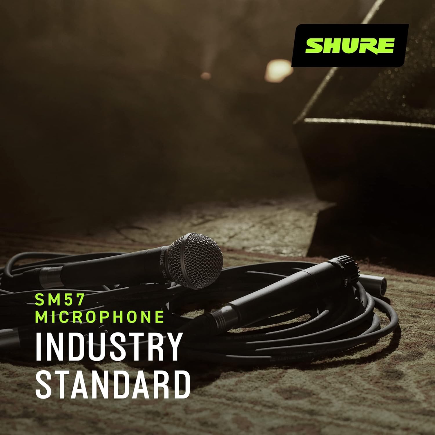 Microfone Shure SM57-LC com texto 'Industry Standard' em ambiente escuro