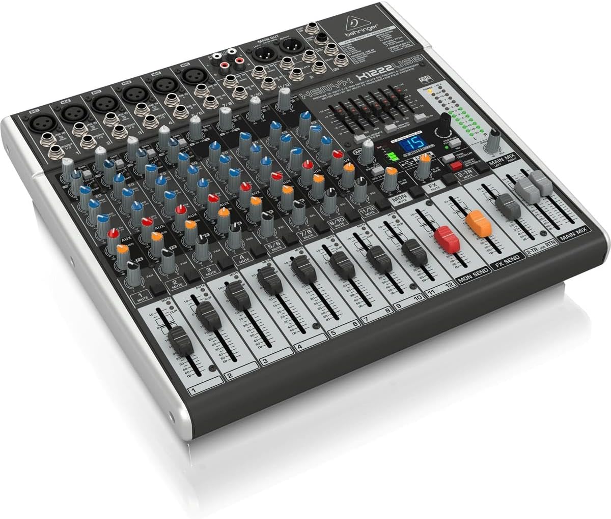 Mesa de som Behringer X1222USB 12 canais vista em ângulo direito mostrando controles, faders e conexões